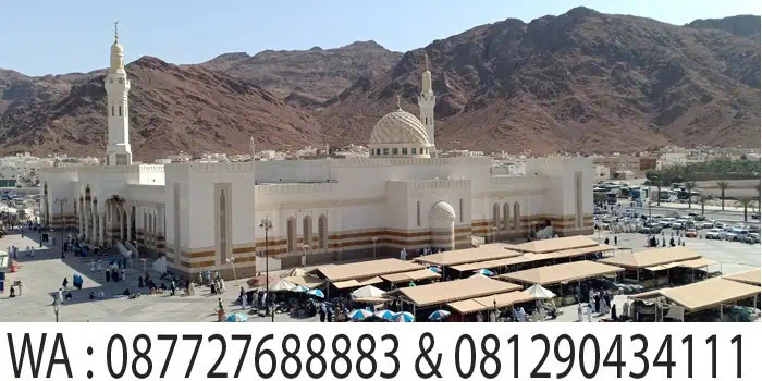 masjid uhud dilihat dari atas bukit uhud, city tour madinah safar